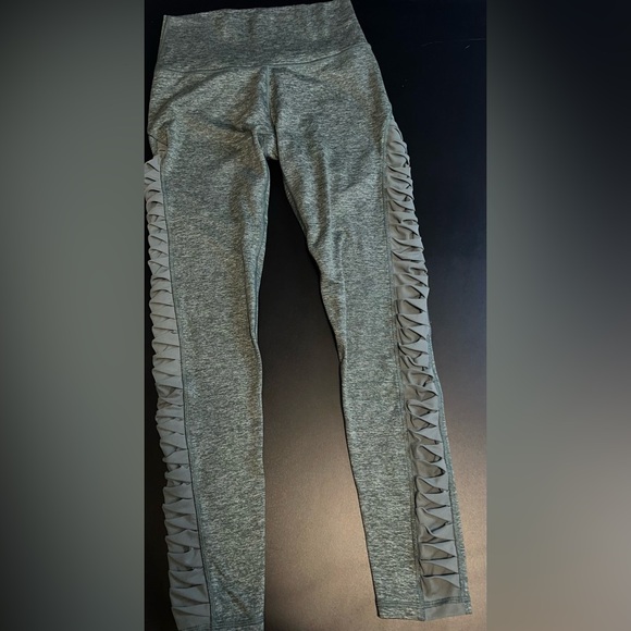 Aerie High Waisted Ruffle Side 25” L Leggings in Olive Green Size Medium EUC - Picture 1 of 8